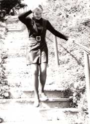 1978 год. Елена Черникова уже  рвётся описать вишнёвый луч, но ещё не 
знает, как это сделать. А пока прыгает, не ведая, что ей грозит. Фото 
сделано в Воронеже.